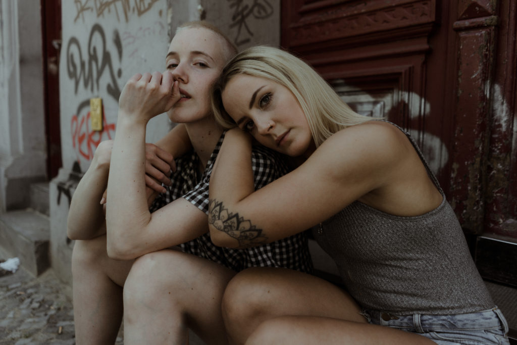 Same-sex couple shoot in Berlin © Christine Ladehoff Fotografie