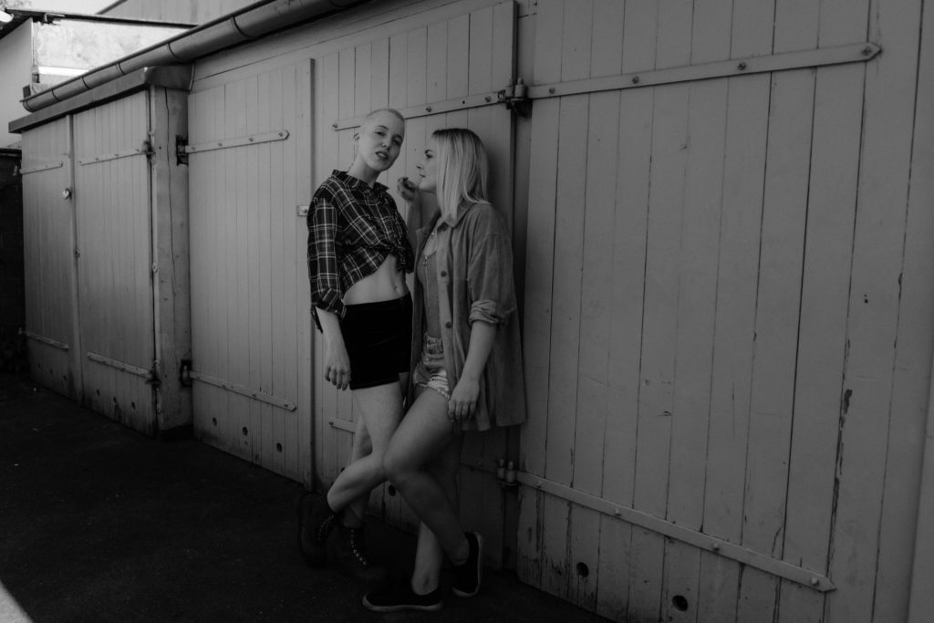 Same-sex urban couple shoot in Berlin © Christine Ladehoff Fotografie