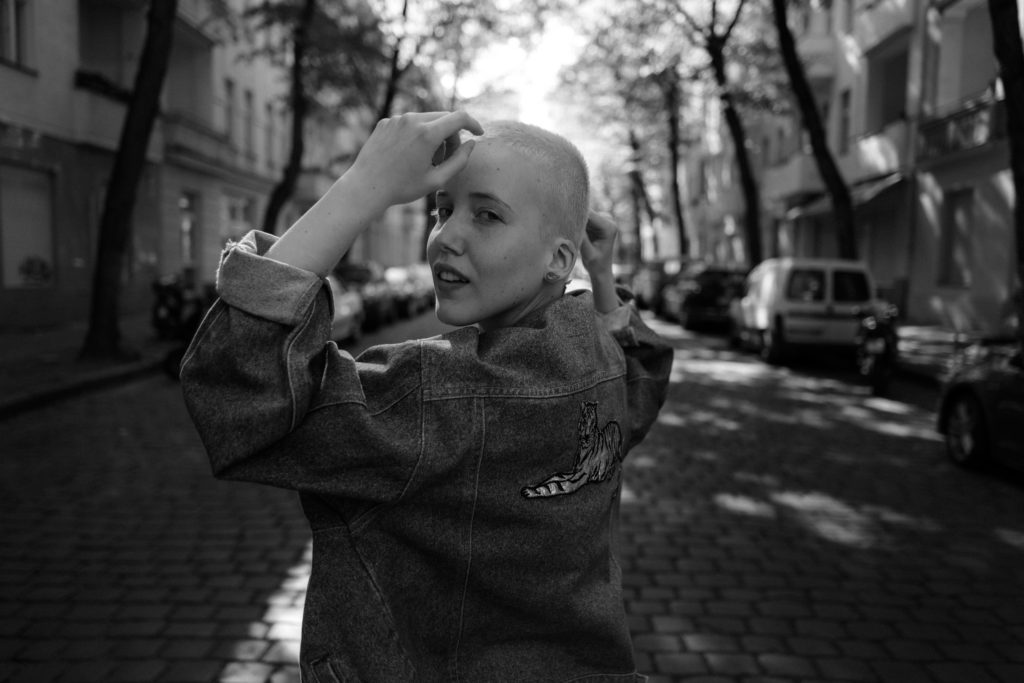 Same-sex couple shoot in Berlin © Christine Ladehoff Fotografie