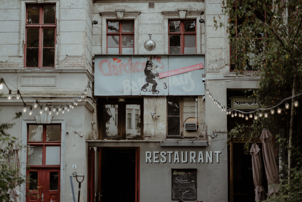Außenansicht Clärchens Ballhaus, Hochzeit in Clärchens Ballhaus Berlin © Christine Ladehoff Fotografie