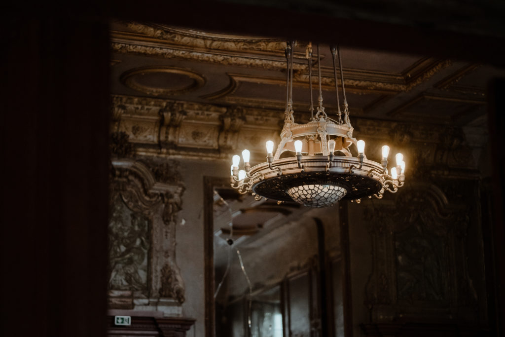 Kronleuchter Hochzeit in Clärchens Ballhaus Berlin © Christine Ladehoff Fotografie
