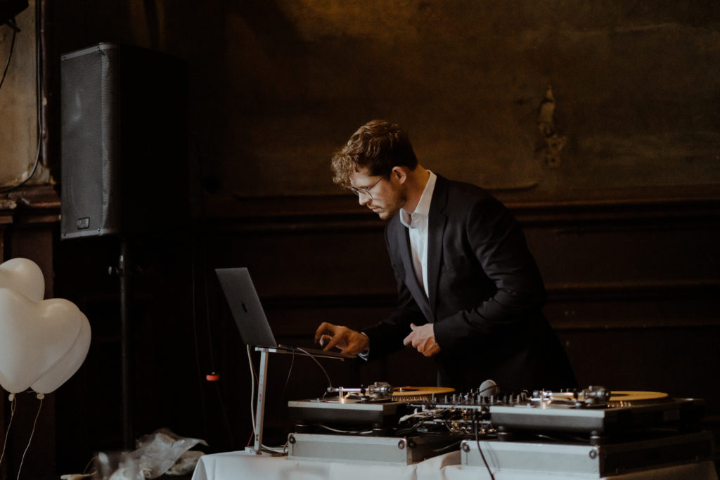 Bräutigam Hochzeit in Clärchens Ballhaus Berlin © Christine Ladehoff Fotografie
