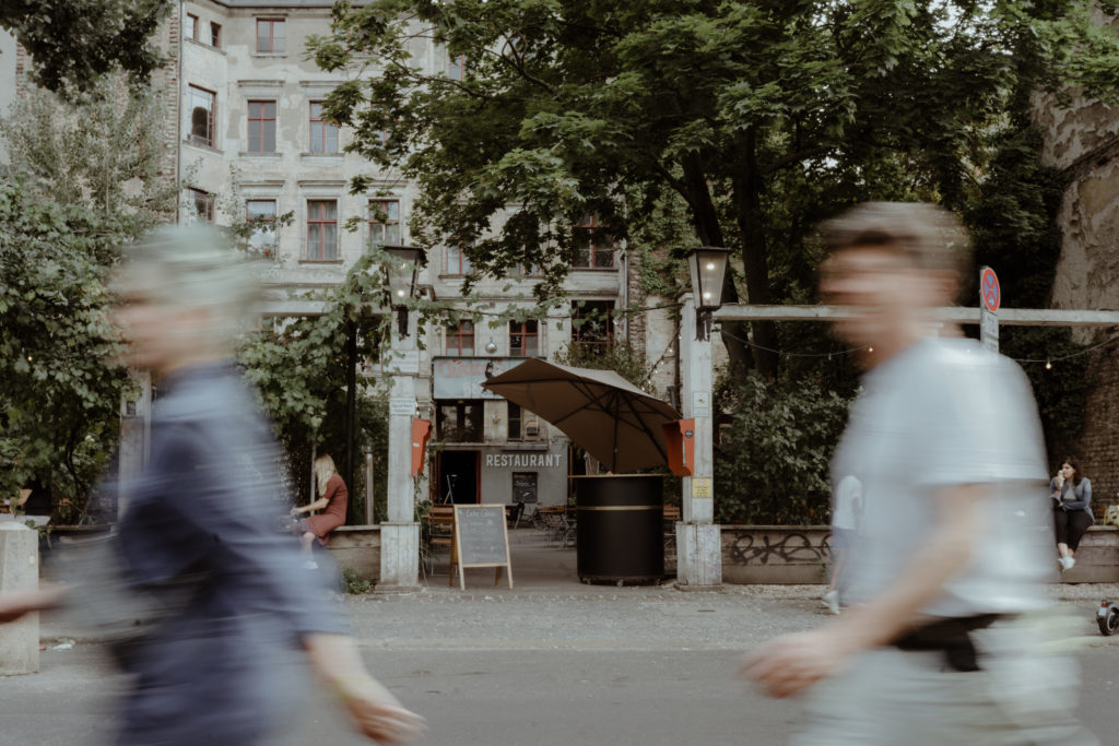 Location von außen bei Hochzeit in Clärchens Ballhaus Berlin © Christine Ladehoff Fotografie