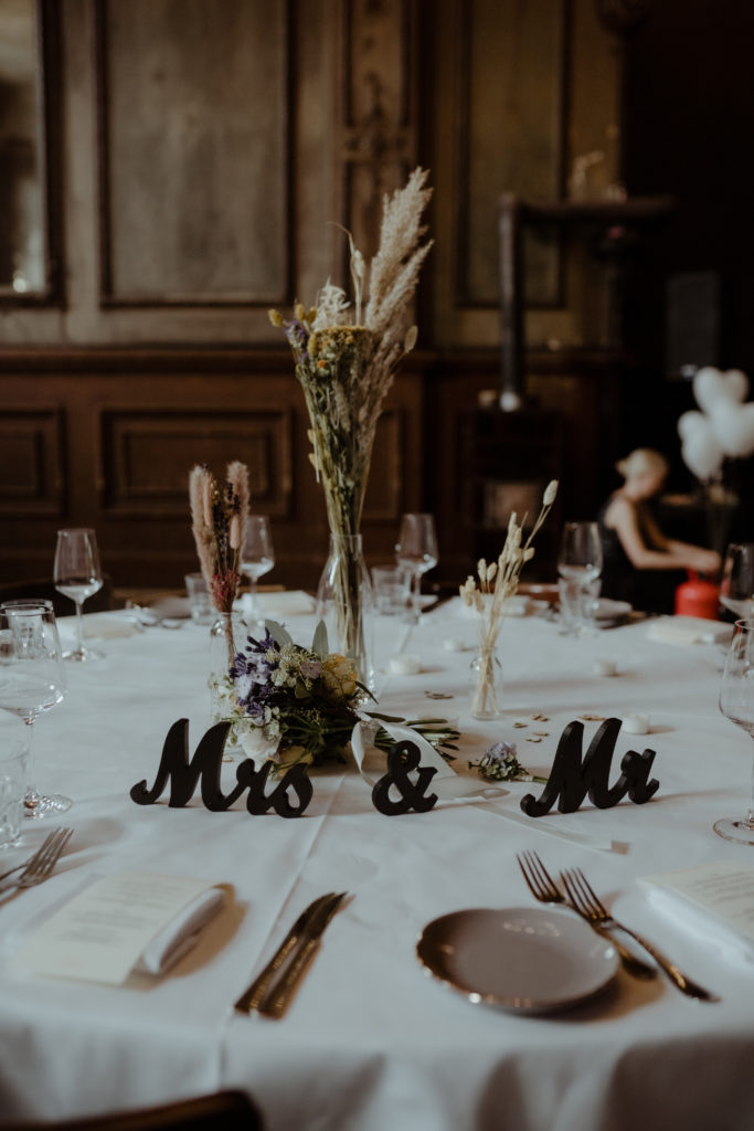 Braut und Bräutigam Tisch bei Hochzeit in Clärchens Ballhaus Berlin © Christine Ladehoff Fotografie