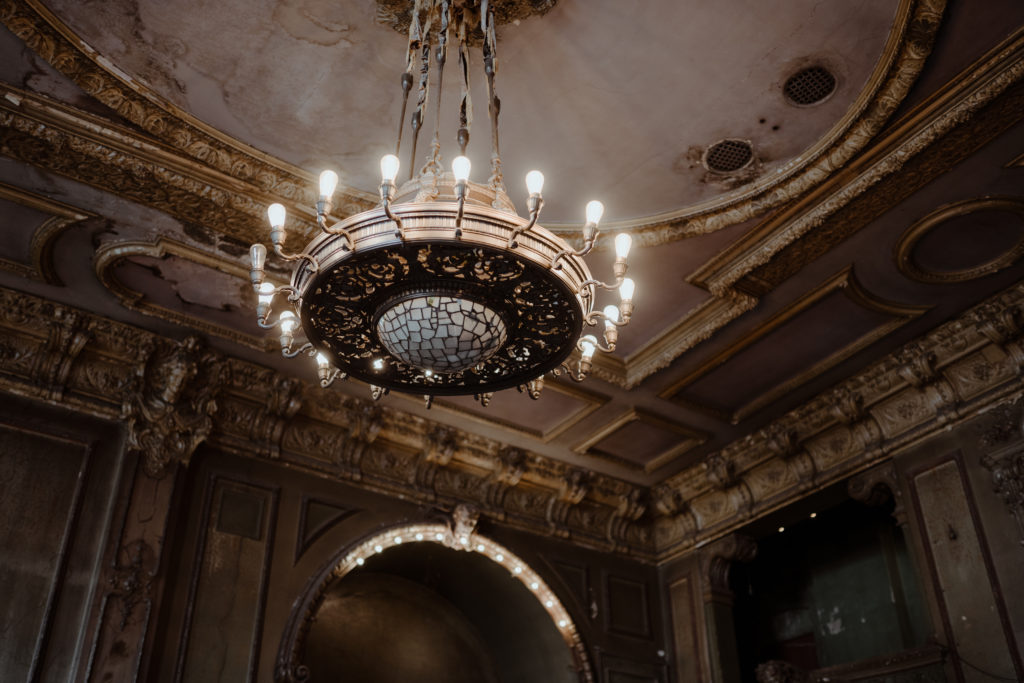 Kronleuchter bei Hochzeit in Clärchens Ballhaus Berlin © Christine Ladehoff Fotografie