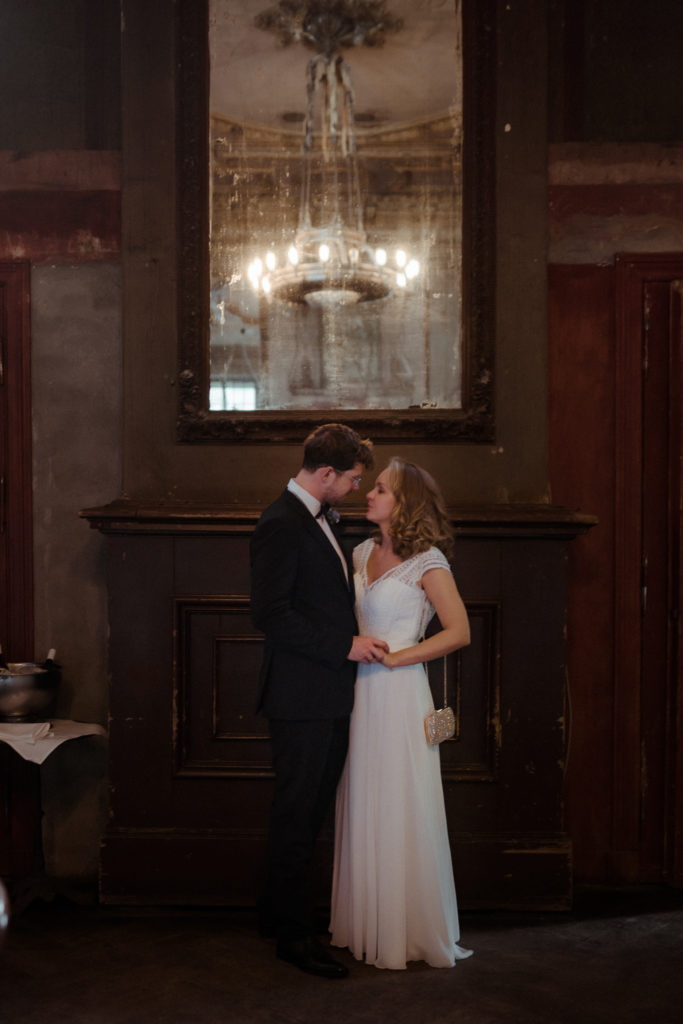 Brautpaarfotos im Spiegelsaal bei Hochzeit in Clärchens Ballhaus Berlin © Christine Ladehoff Fotografie