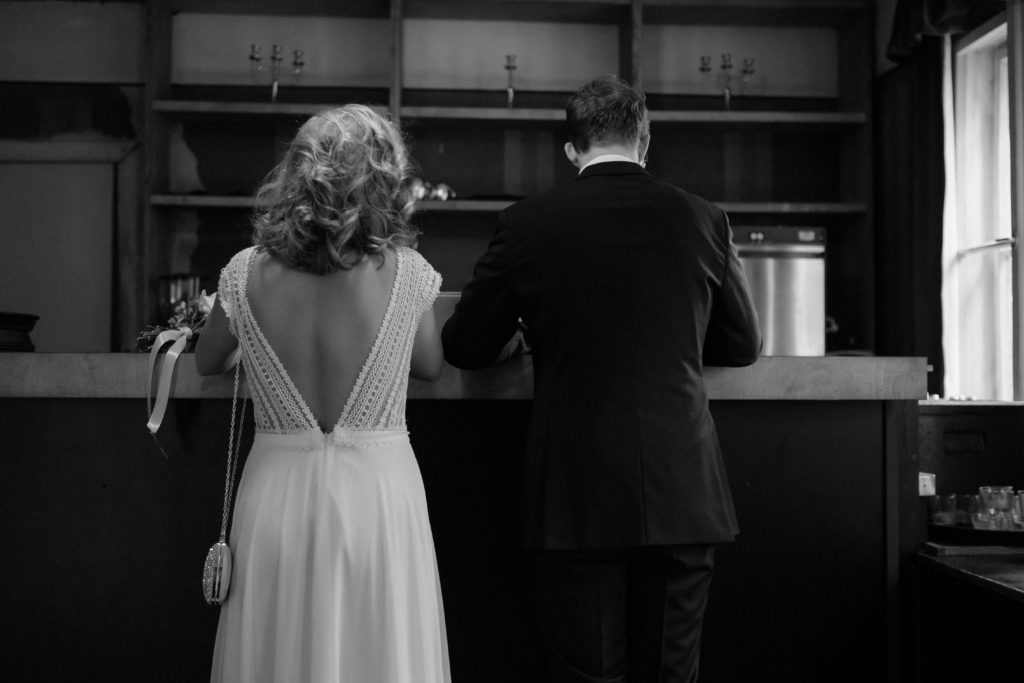 Brautpaar an der Bar Hochzeit in Clärchens Ballhaus Berlin © Christine Ladehoff Fotografie