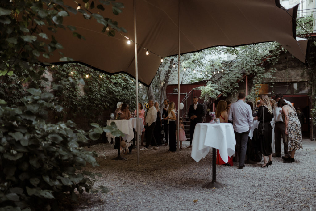 Garten und Hof bei Hochzeit in Clärchens Ballhaus Berlin © Christine Ladehoff Fotografie