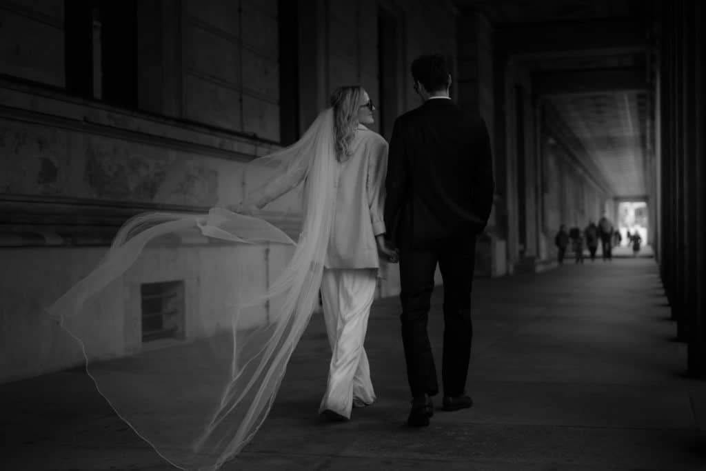 Urbanes Hochzeitspaar Kabbalah Centre Berlin Hochzeit ©Christine Ladehoff Fotografie