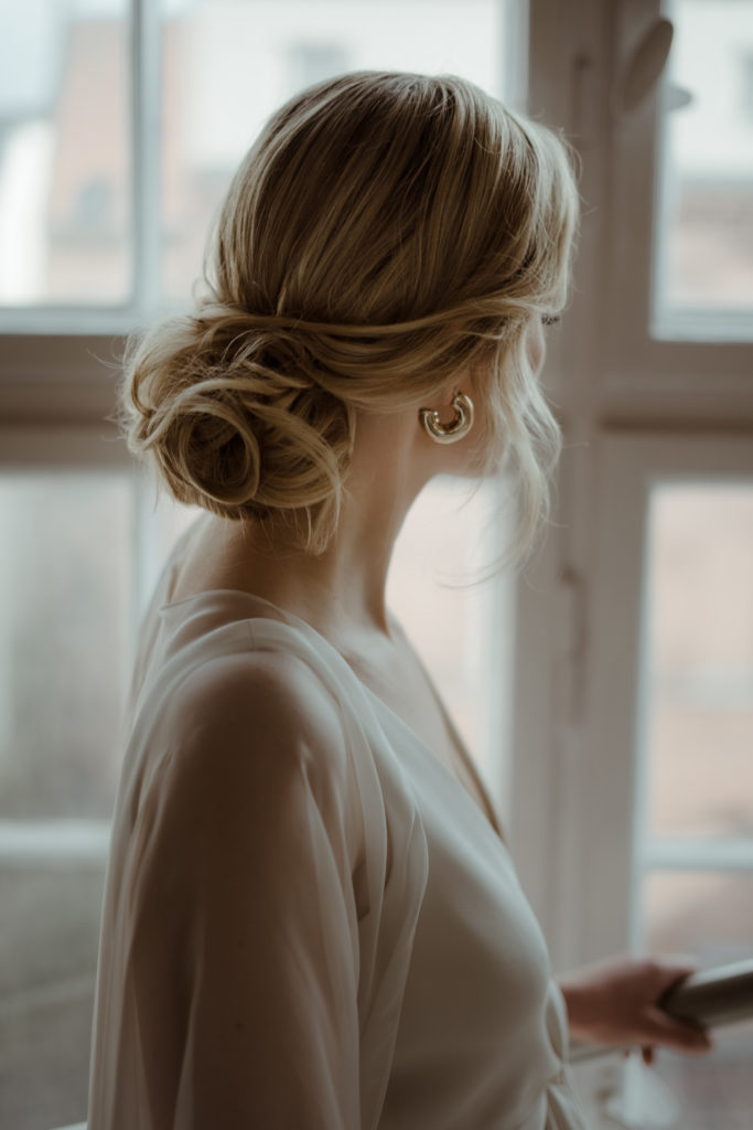 Brautfrisur von hinten im Kabbalah Centre Berlin Hochzeit ©Christine Ladehoff Fotografie