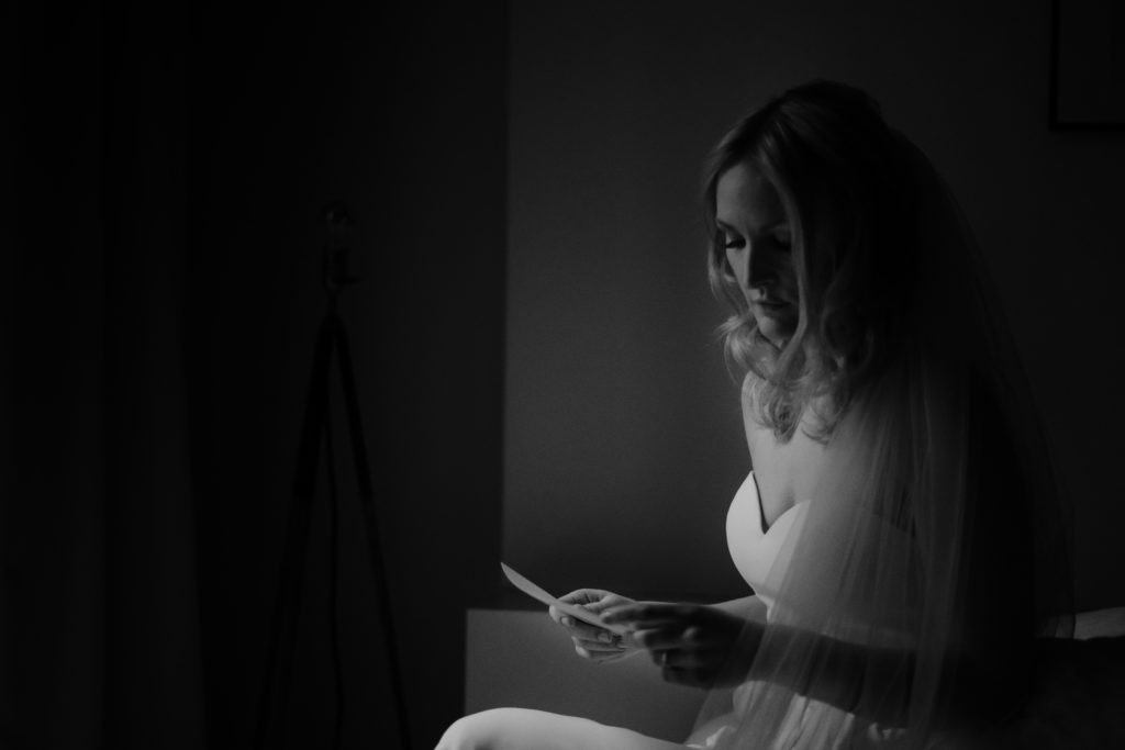 Getting Ready Braut Brief in Gorki Apartments Berlin ©Christine Ladehoff Fotografie